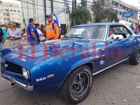 FOTOS: Los autos clásicos que adornan el carnaval de Tegucigalpa