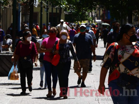 Masiva afluencia de personas durante circulación de dos dígitos (FOTOS)