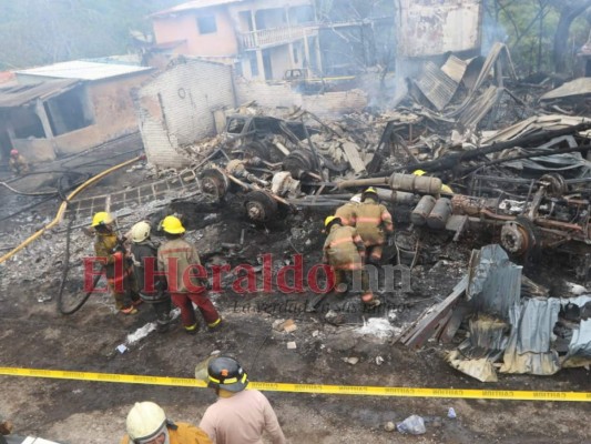 FOTOS: Así fue el rescate del cadáver del conductor de la rastra accidentada en zona sur