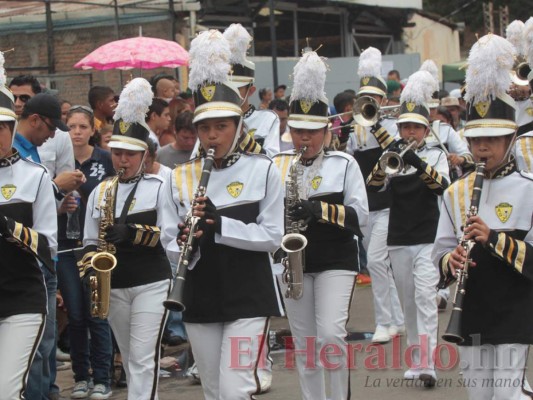 FOTOS: Extravagantes y vistosos trajes de las bandas en los desfiles