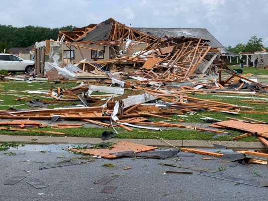 FOTOS: Caos y daños 'catrastróficos' dejan tornados al sur de Estados Unidos