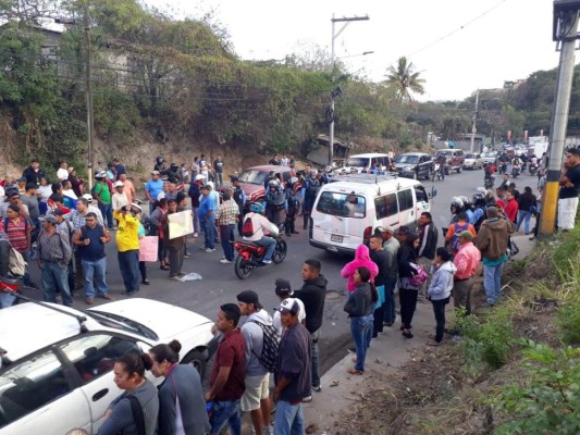 Imágenes del caos vial en la salida al sur ante la toma de calle de los pobladores de la aldea Yaguacire