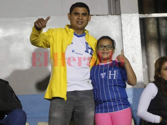 Las bellezas ponen un ambientazo en el Nacional para el Honduras vs Panamá