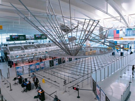 FOTOS: Aeropuertos vacíos en EEUU para evitar contagios de coronavirus