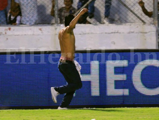 GALERIA: Aficionado invade la cancha y hace gol en pleno clásico