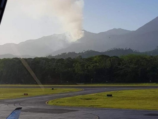 Imágenes aéreas muestran el extraño humo que sale de Pico Bonito