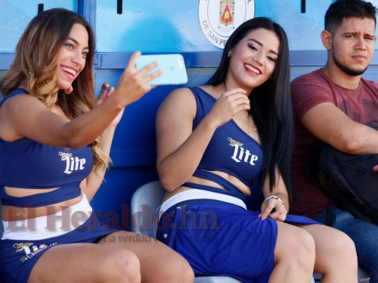 FOTOS: El amor de Costly entre las bellas chicas que engalanaron el Marathón vs Motagua