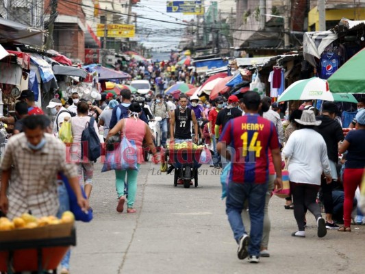 FOTOS: Higiene, distancia y ventas en primer día de reapertura en la capital