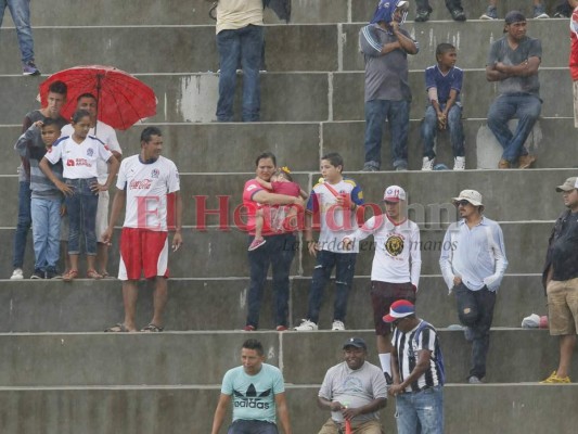 A pesar de la lluvia, ambientazo en Choluteca en la semifinal UPNFM vs Olimpia