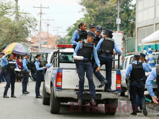 FOTOS: Aficionados y policías se enfrentan afuera del Yankel Rosenthal antes del partido Marathón vs. Motagua