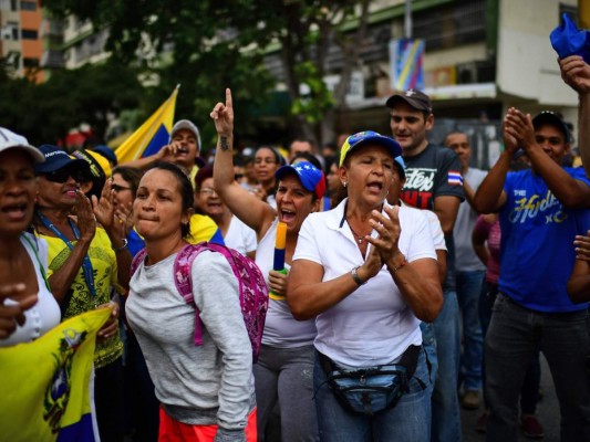 FOTOS: Las marchas de la oposición y el chavismo en Venezuela tras el apagón masivo