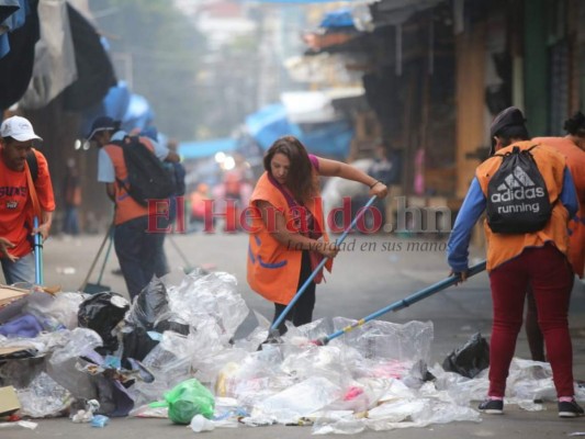 FOTOS: Inundadas de basura amanecieron las calles de Comayagüela, tras fiesta navideña