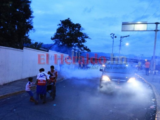 Caos, gritos desesperados y gases lacrimógenos: Los disturbios afuera del Estadio Nacional