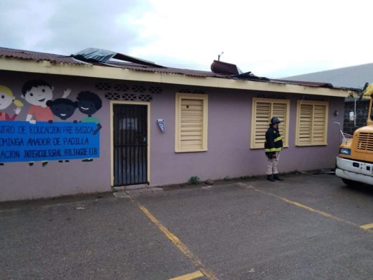 Casas sin techo y fuertes inundaciones deja frente frío en el norte de Honduras