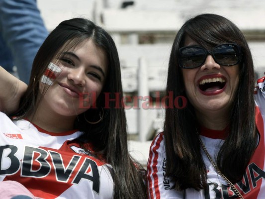 La bellas aficionadas del River Plate ya adornan el Monumental para el partido contra el Boca Junior