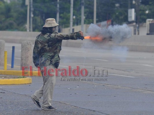 FOTOS: Guerra campal entre policías y encapuchados en el bulevar Suyapa