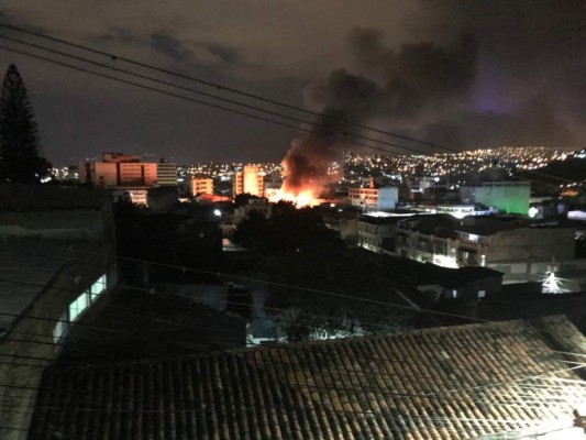 Las imágenes del voraz incendio en el casco histórico de la capital de Honduras