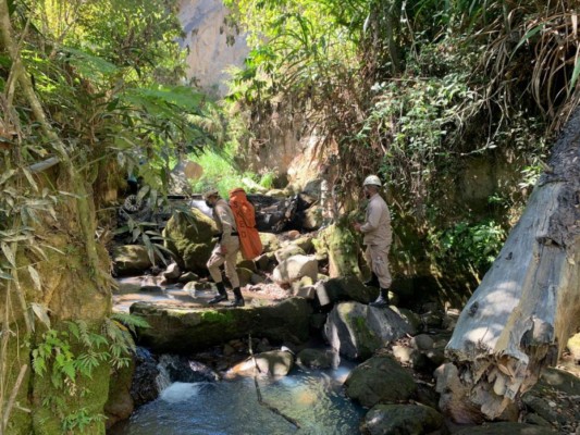 Las imágenes del dantesco hallazgo de un cadáver carbonizado en un abismo de Siguatepeque (Fotos)