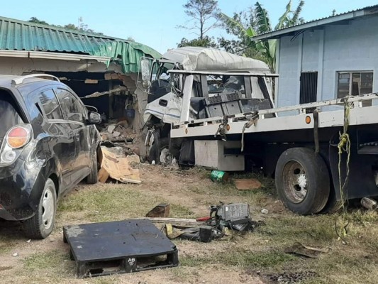 FOTOS: Así quedó el lugar donde impactó el camión en El Tizatillo