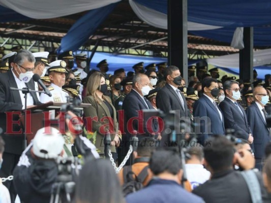 Condecoraciones, distinciones y ascensos de oficiales en el 196 aniversario del Ejército