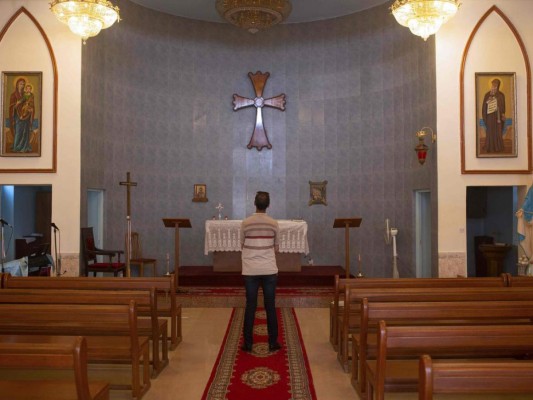 Un domingo de Pascua con las iglesias vacías y un papa solo en el Vaticano