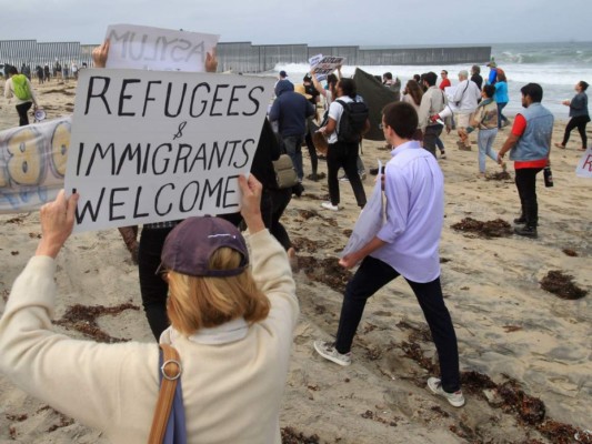 Migrantes hondureños llegan con caravana a la frontera México-Estados Unidos