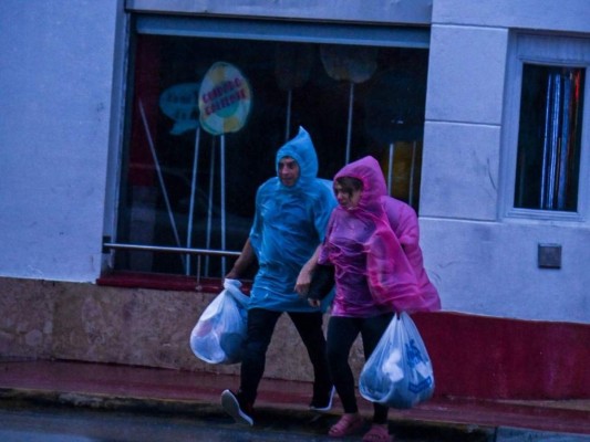 Las imágenes: Eta lleva aguaceros a las calles ya inundadas de Florida