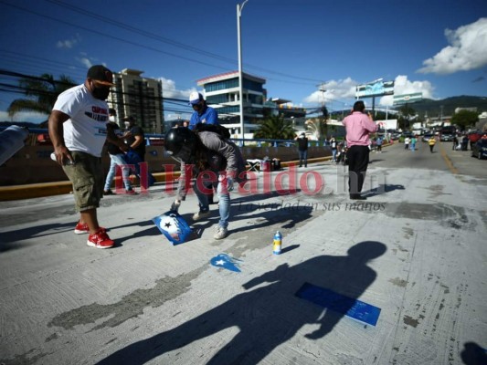 FOTOS: Hondureños repintan graffiti viral y exigen transparencia