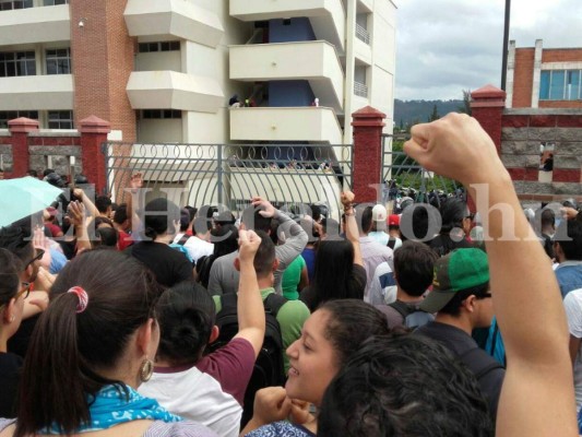 Impactantes imágenes del desalojo de estudiantes por la policía en la UNAH