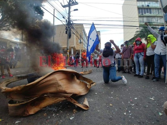 FOTOS: El caos y desolación que dejaron las protestas en los alrededores del Congreso Nacional