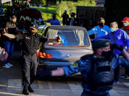 Al lado de sus padres, Maradona fue enterrado en una ceremonia privada