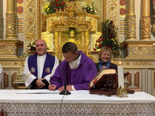 Ricardo Esteves, el sacerdote que trabaja como modelo y dona sus ganancias a la caridad