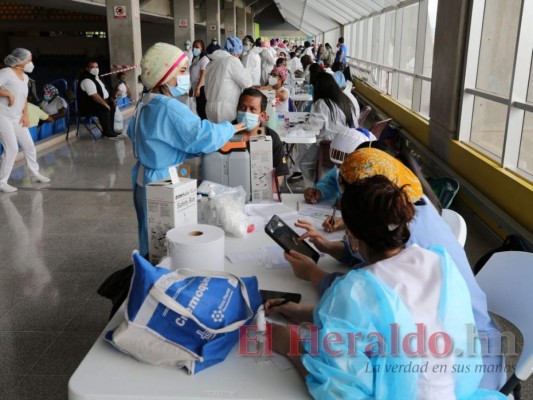 En imágenes: los pasos a seguir durante el proceso de vacunación contra covid-19