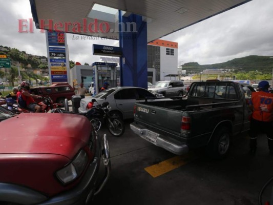 FOTOS: Largas filas en gasolineras ante supuesto desabastecimiento de combustible   