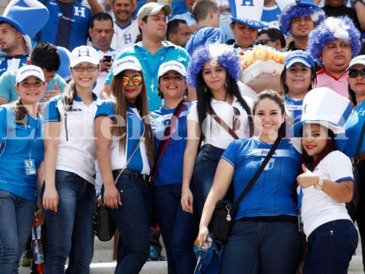 Las catrachas que adornan con su belleza el Estadio Olímpico