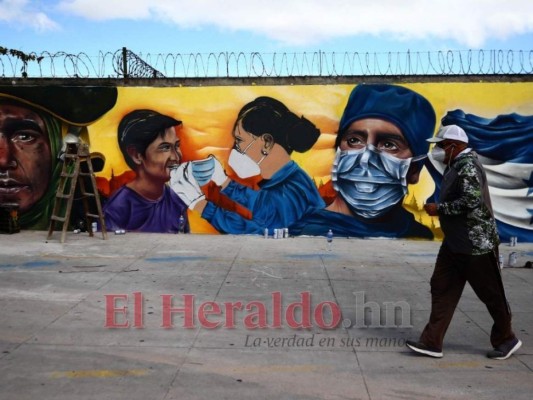 FOTOS: Hermanos muestran su arte en honor a los trabajadores que luchan en primera línea