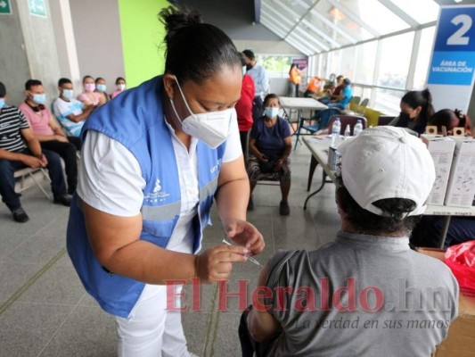 Largas filas y en orden: Así continuó la aplicación de la vacuna de refuerzo anticovid en la capital