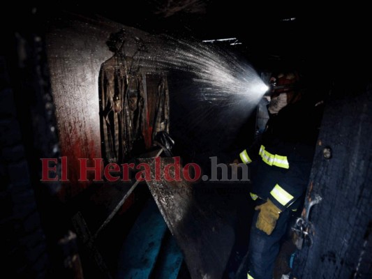 Drama, dolor y pérdidas materiales dejó incendio en la colonia Divanna (Fotos)