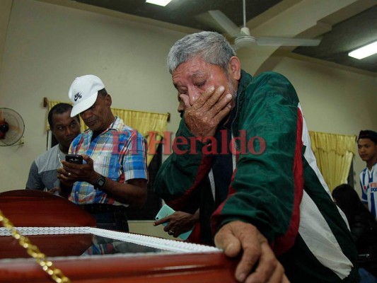 FOTOS: Desgarradoras imágenes de familiares y amigos en velorio de Juan Carlos García