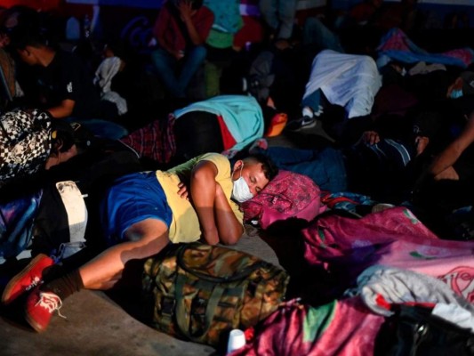 Frío, hambre y riesgos de contraer covid-19: calvario de la caravana migrante (FOTOS)