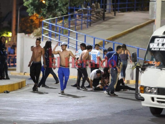 Terrible enfrentamiento entre barras y Policía Nacional tras el clásico capitalino