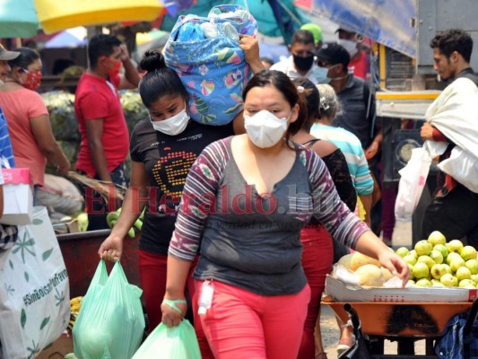 FOTOS: Capitalinos cada vez toman más conciencia y se cuidan al salir a abastecerse