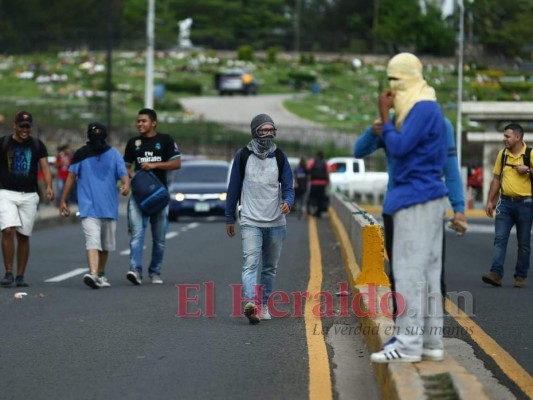 FOTOS: encapuchados bloquearon paso al bulevar Suyapa y anillo periférico