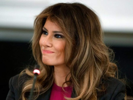 Melania Trump usa llamativo vestido en reunión de Trump y Shinzo Abe