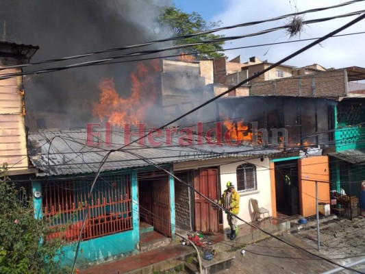 Las primeras imágenes del voraz incendio en barrio Bella Vista