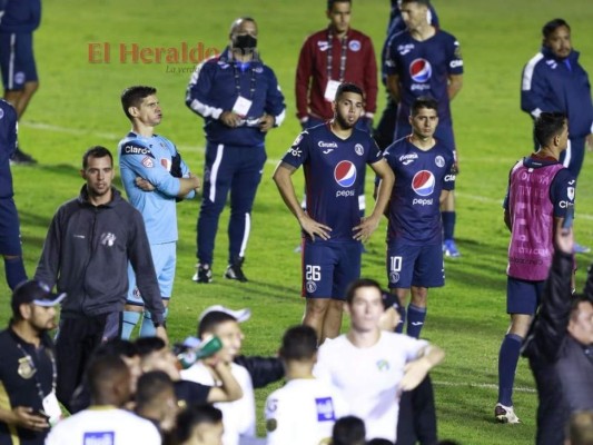 Júnior Lacayo celebró con la Bandera de Honduras; Comunicaciones fue superior a Motagua