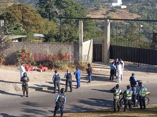 Un rótulo, una faja y dos cadáveres: el dantesco hallazgo en la salida al norte de la capital