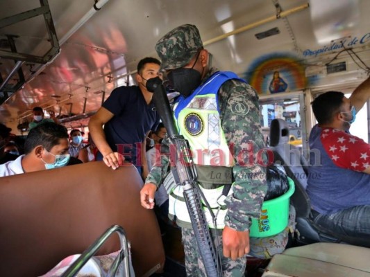 FOTOS: En caravanas retornan viajeros al cierre de la Semana Santa