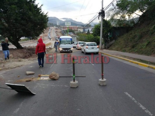 Enormes piedras obstaculizaron calles de la capital durante tomas de la Alianza de Oposición