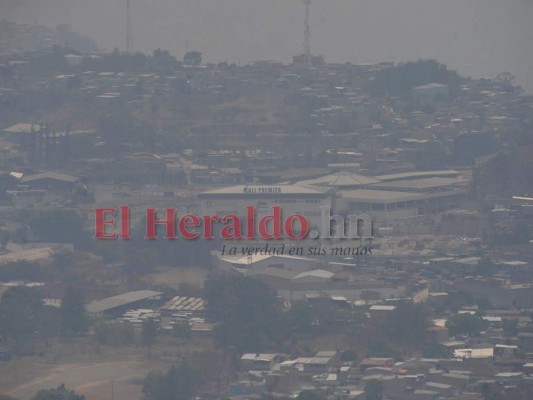 Sin agua, con una pandemia y ahogados por el humo de incendios en la capital del Honduras